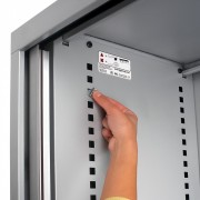 Los laterales vienen marcados para facilitar el posicionamiento de los porta estantes según la configuración elegida Los laterales vienen marcados para facilitar el posicionamiento de los porta estantes según la configuración elegida